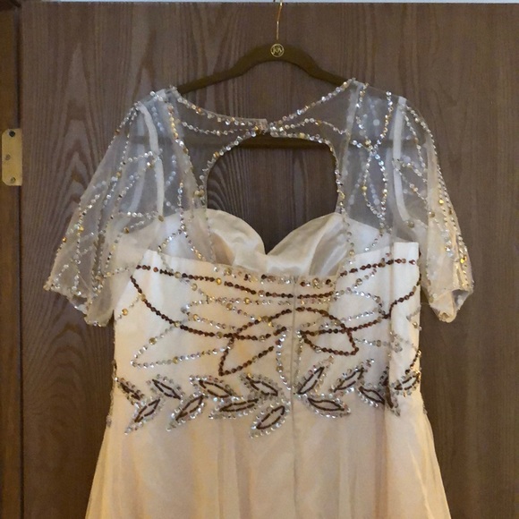 Beautiful evening gown!! - Picture 3 of 4